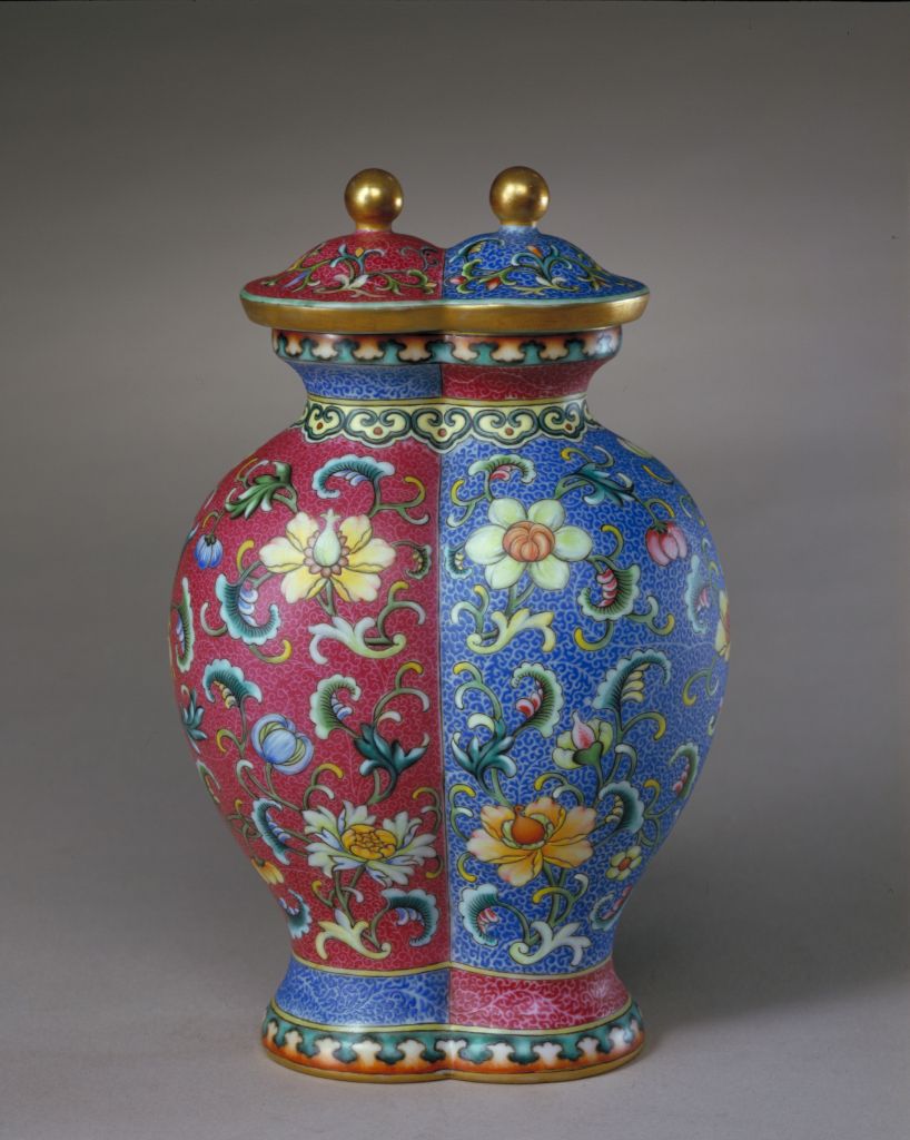 图片[1]-Qianlong style rouge red and blue ground rolled enamel color folding pattern acacia bottle-China Archive